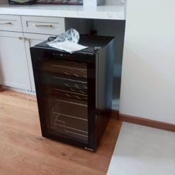 ตู้แช่ไวน์ 24 ขวด ขนาด 70 ลิตร
